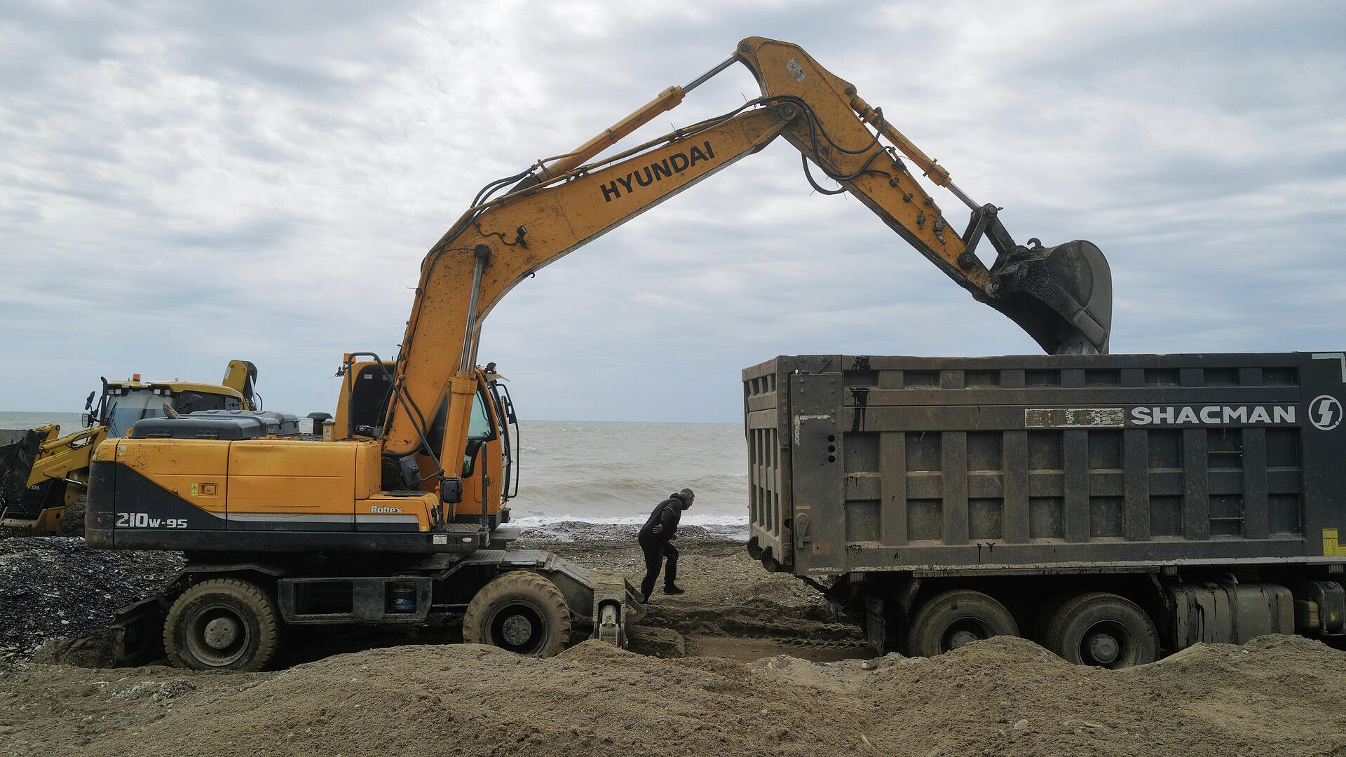 В Туапсе увеличили группировку сил для ликвидации разлива нефтепродуктов