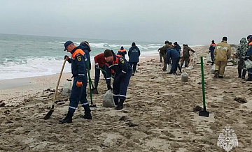 В Крыму очистили от мазута более девяти километров береговой линии за сутки