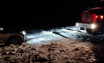 В Дагестане спасатели освободили из снежного плена машину с людьми