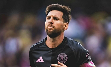 Фанаты повалили Месси на поле во время матча с "Индепендьенте дель Валье"