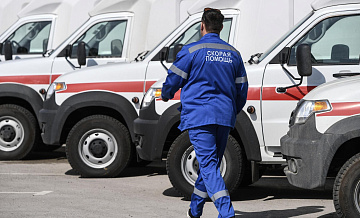 В Омске машина скорой помощи перевернулась в ДТП