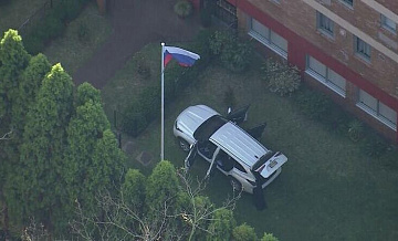 Протаранившего ворота генконсульства России в Сиднее оставили под стражей