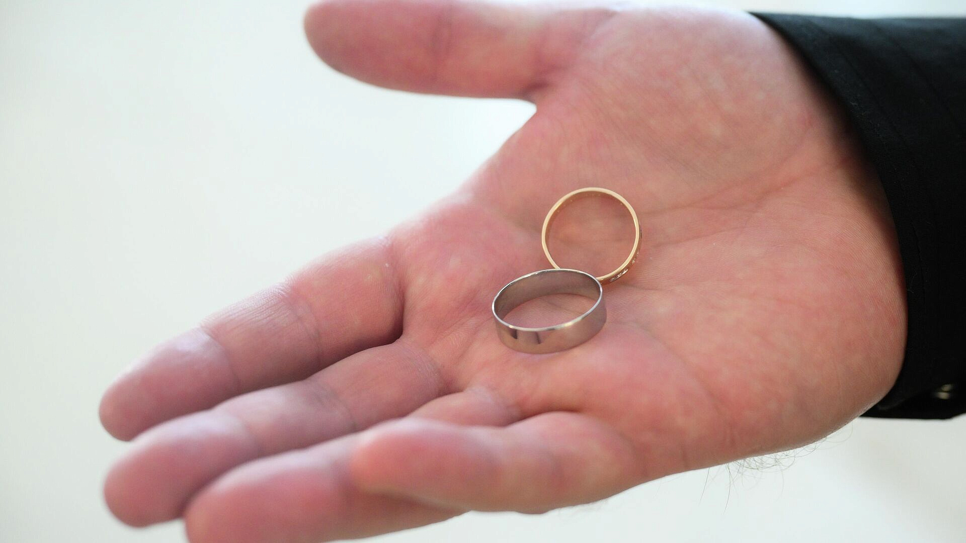 Юрист рассказала, что нужно поменять при смене фамилии после свадьбы