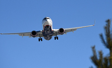 Борт, вернувшийся в Красноярск, пытается сесть в аэропорту