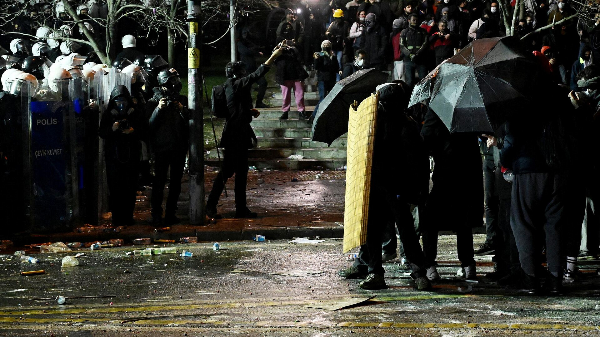 Полиция в Стамбуле применила слезоточивый газ против митингующих