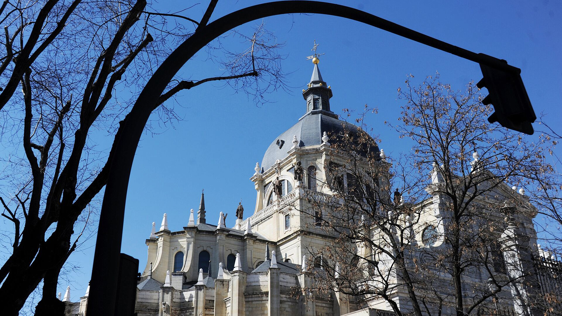 Испания не рассматривает отправку военных на Украину