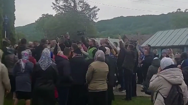 Сторонники ПЦУ применили слезоточивый газ при захвате храма на Украине