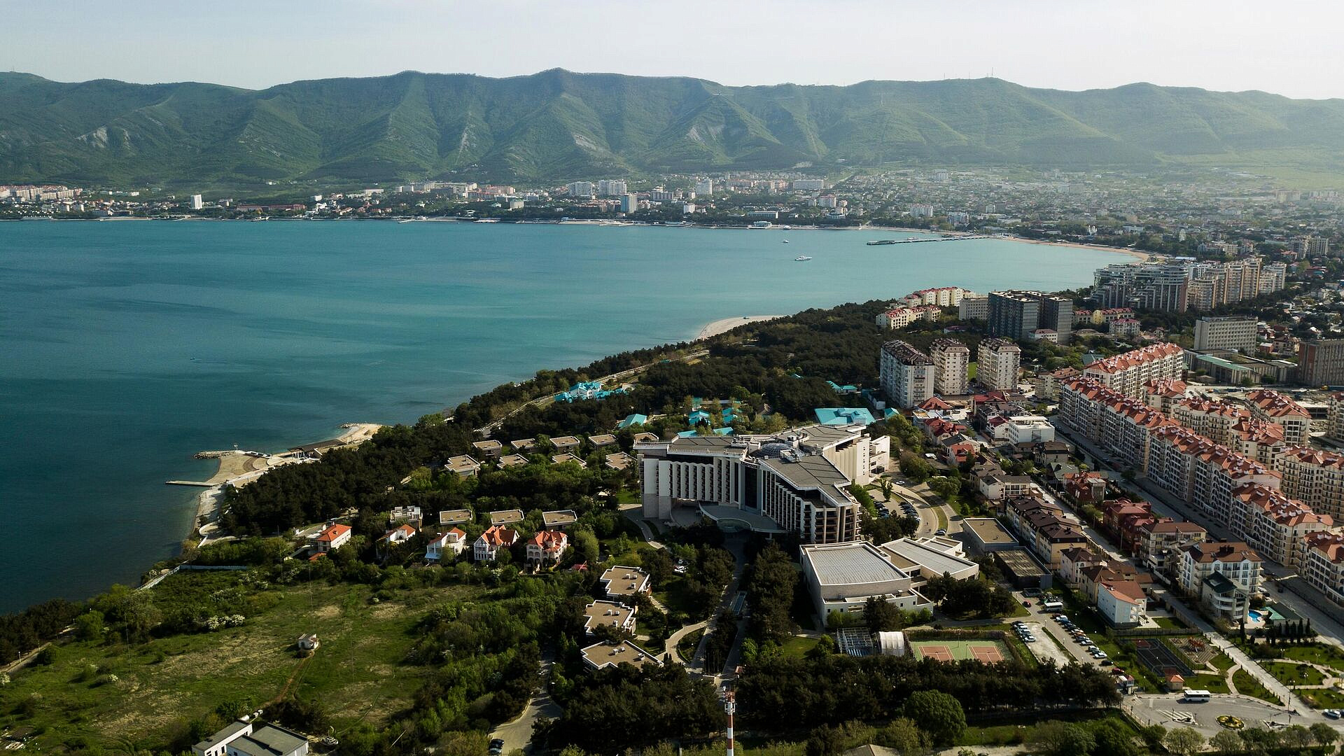 Жители более ста улиц Геленджика остались без света