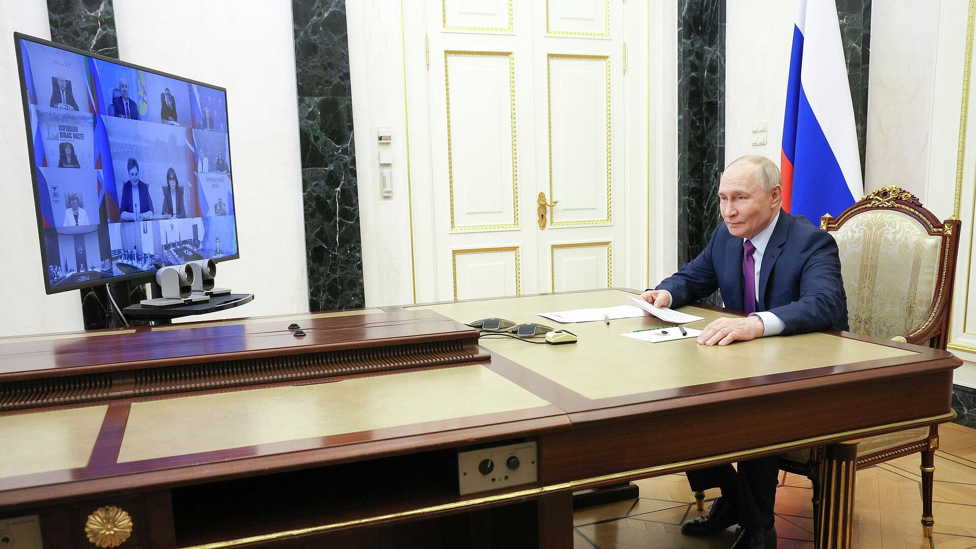 Путин призвал организовать осмысленную работу по поддержке русского языка