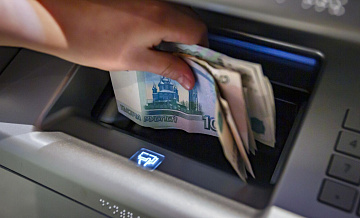 Россияне стали вдвое реже снимать деньги с банковских счетов