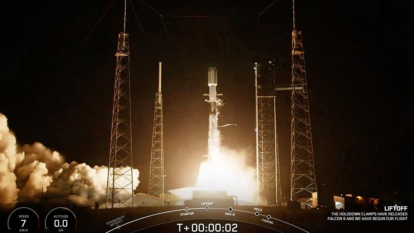 ������ Falcon 9 ���������� �� ������� c ������������ ���������