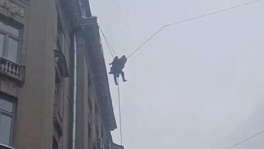 В Петербурге спасли рабочего, повисшего на проводах