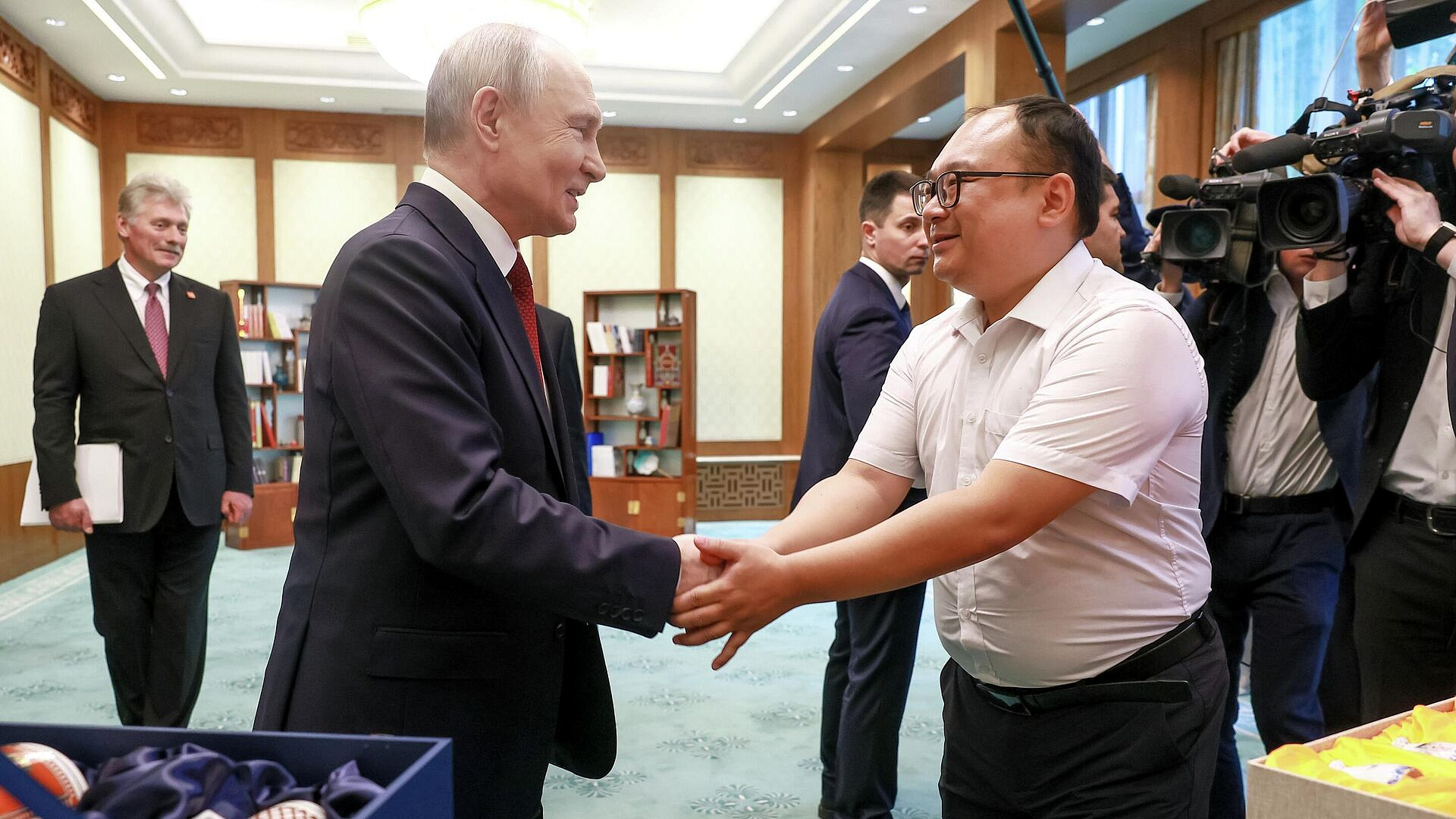 Повторно встретившийся с Путиным китайский инженер считает себя везучим