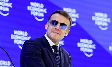 Макрон выступил в Давосе в темных очках