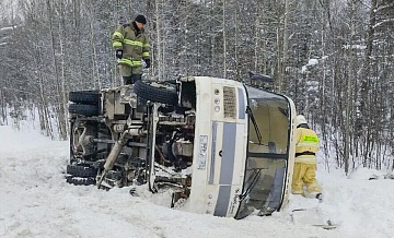 В Архангельской области пассажирский автобус опрокинулся в кювет