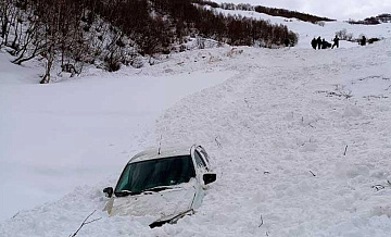В горах Дагестана снежная лавина снесла две легковушки 