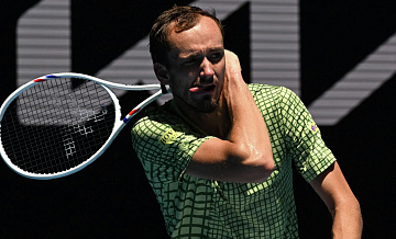 Медведев впервые с 2022 года проиграл Циципасу