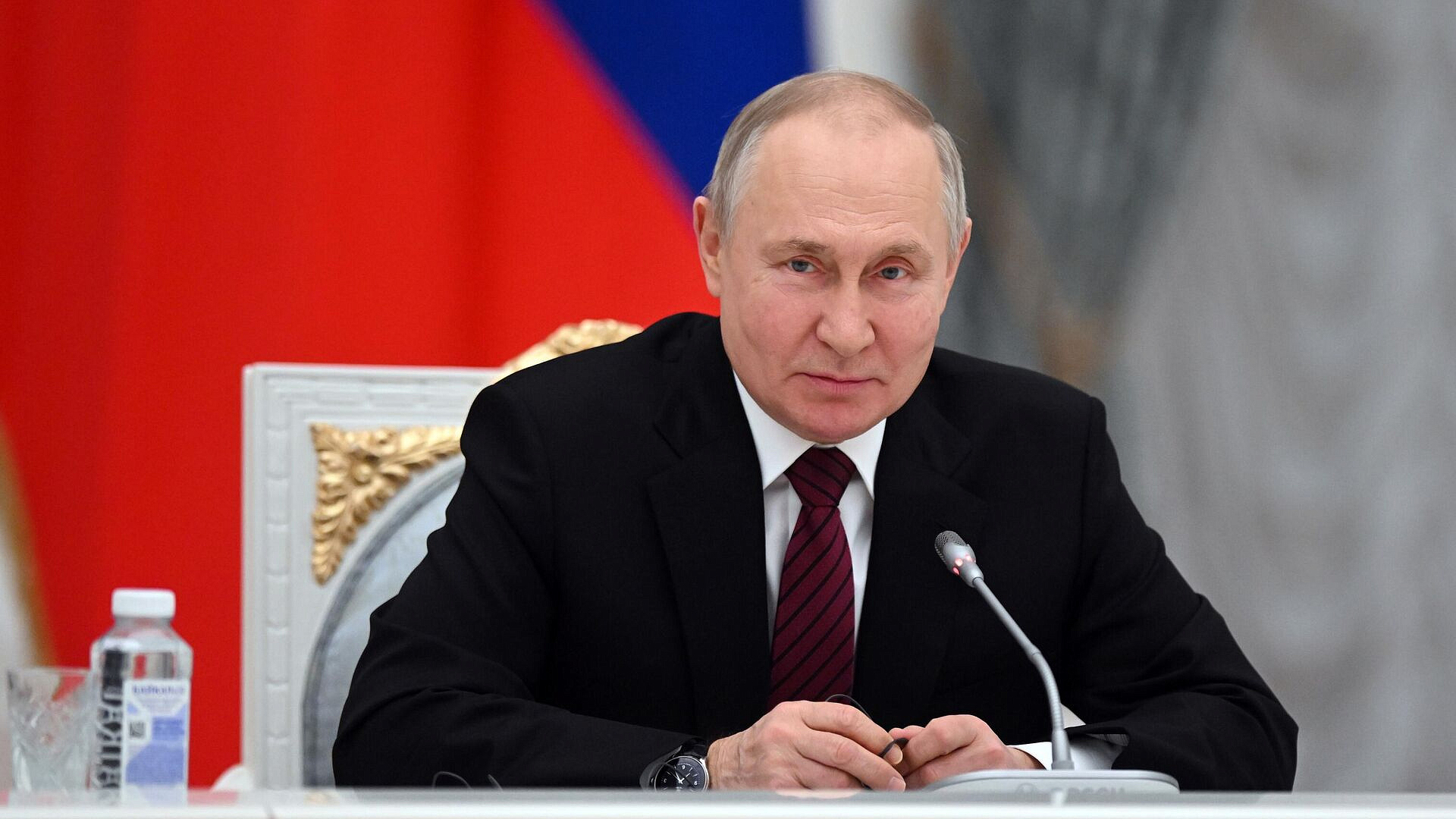 Путин в Краснодаре сел в кабину авиатренажера