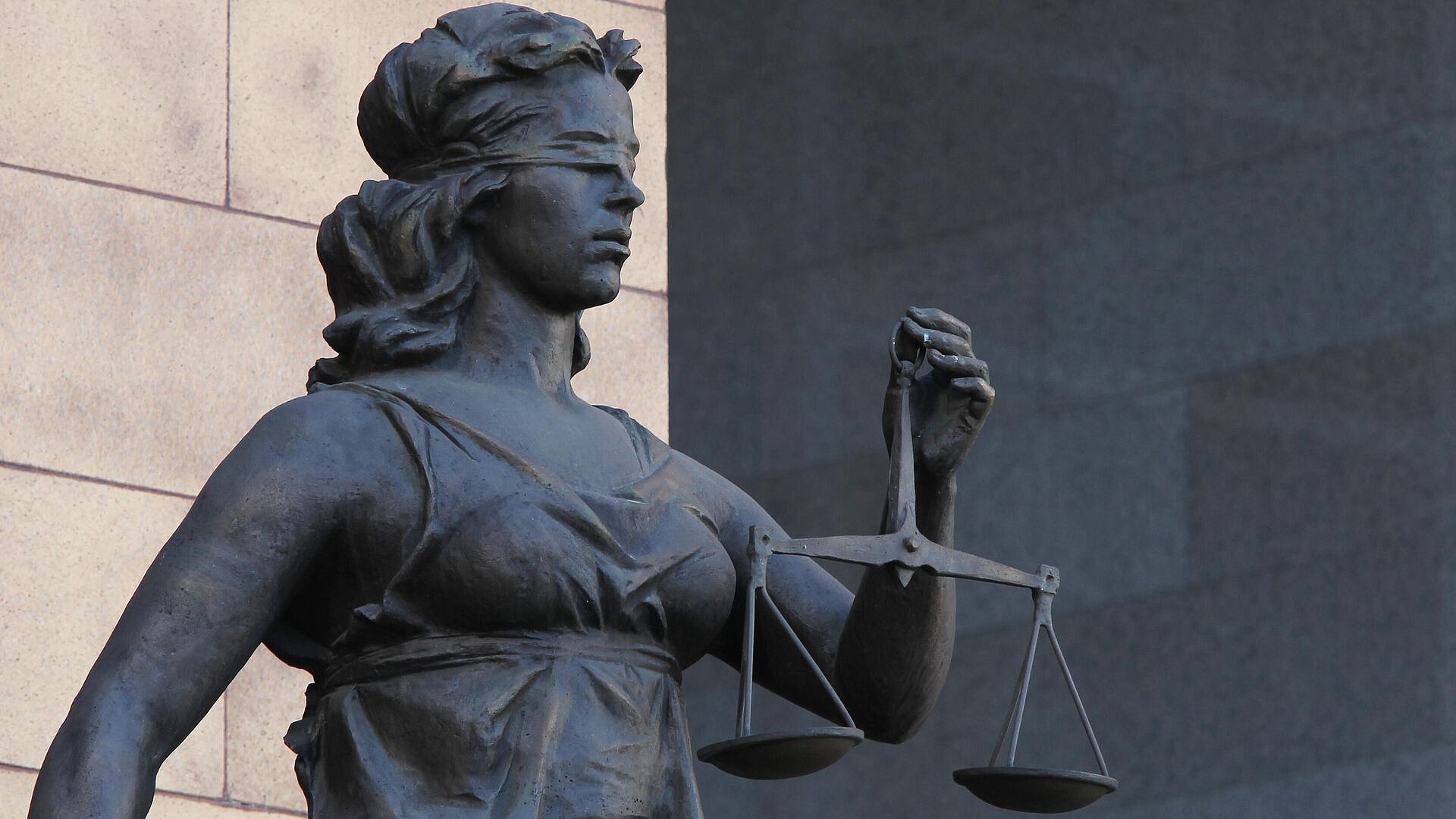 Суд арестовал имущество фигурантов дела о поставке бронежилетов для МО