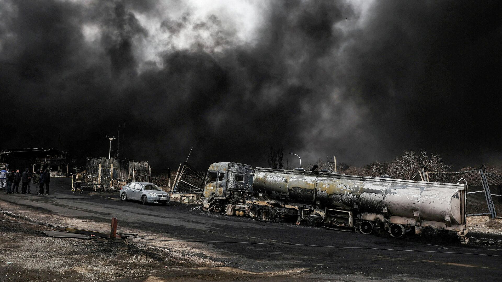 Дым заволакивает небо над Тегераном после ударов по нефтехранилищам