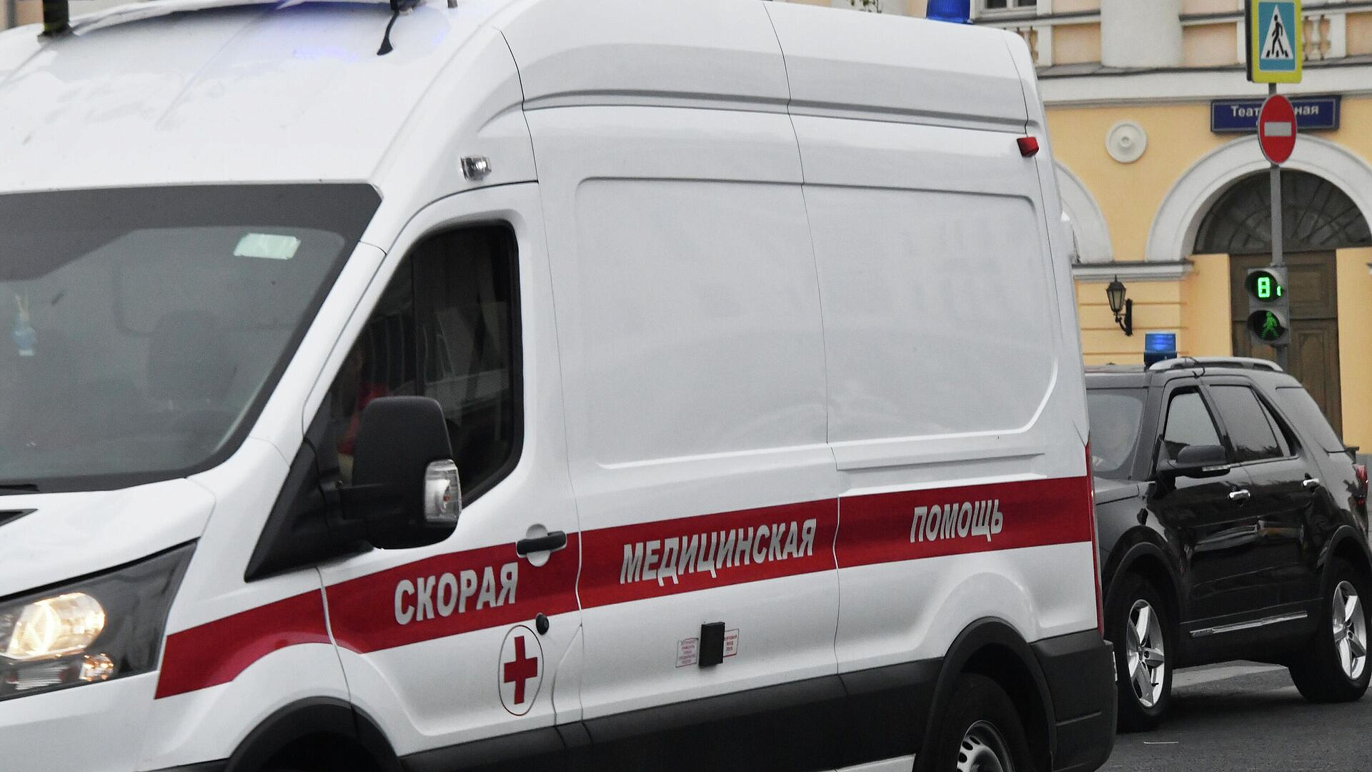 На юго-востоке Москвы на машину упало дерево