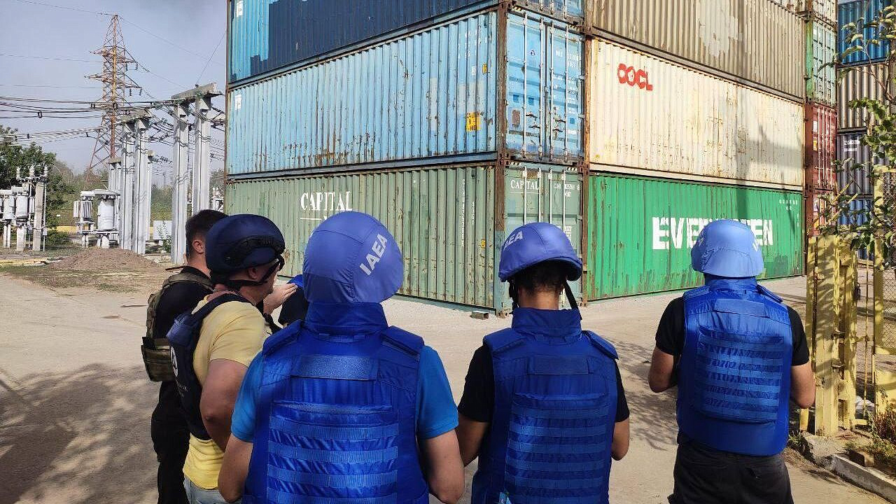 Инспекторам МАГАТЭ показали последствия удара ВСУ по подстанции "Радуга"