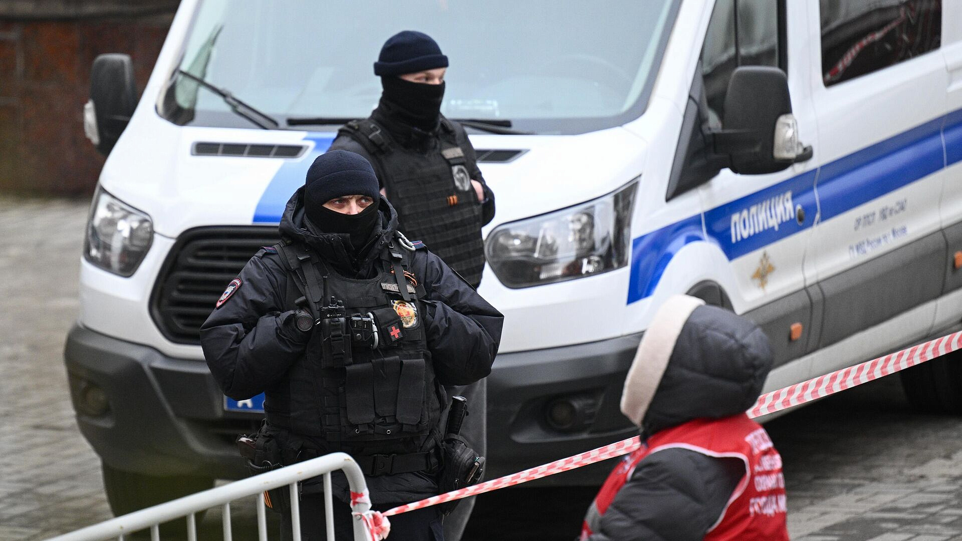 Взрывотехники изучают поражающие элементы с места взрыва в ЖК "Алые паруса"