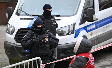 Взрывотехники изучают поражающие элементы с места взрыва в ЖК "Алые паруса"