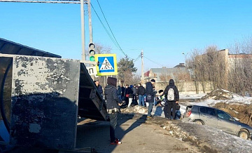 В Подмосковье автомобиль врезался в остановку, есть пострадавшие