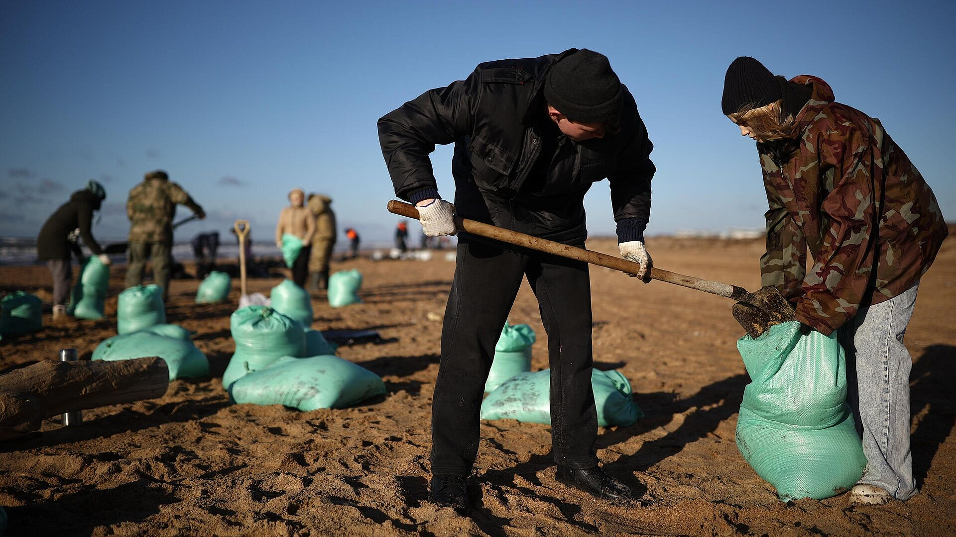 Центральный пляж Анапы почти полностью очистили от мазута
