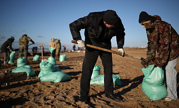 Центральный пляж Анапы почти полностью очистили от мазута