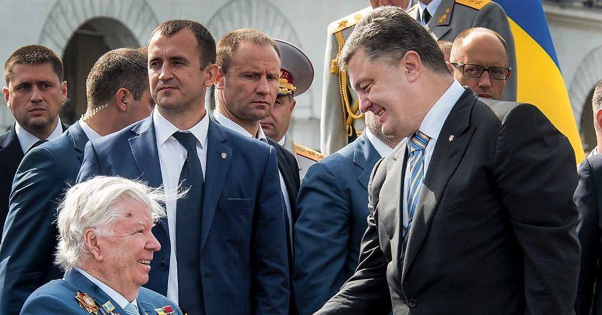 Отец Порошенко надел награды, не принадлежащие ему