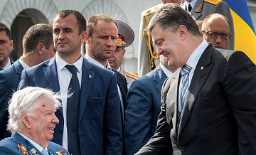 Отец Порошенко надел награды, не принадлежащие ему