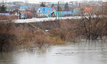 Вода перешла через мост в районе Малое Чаусово в Кургане