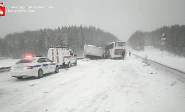 В Пермском крае на трассе столкнулись автобус и "Газель"