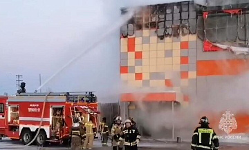 В Ленске потушили пожар в торговом центре