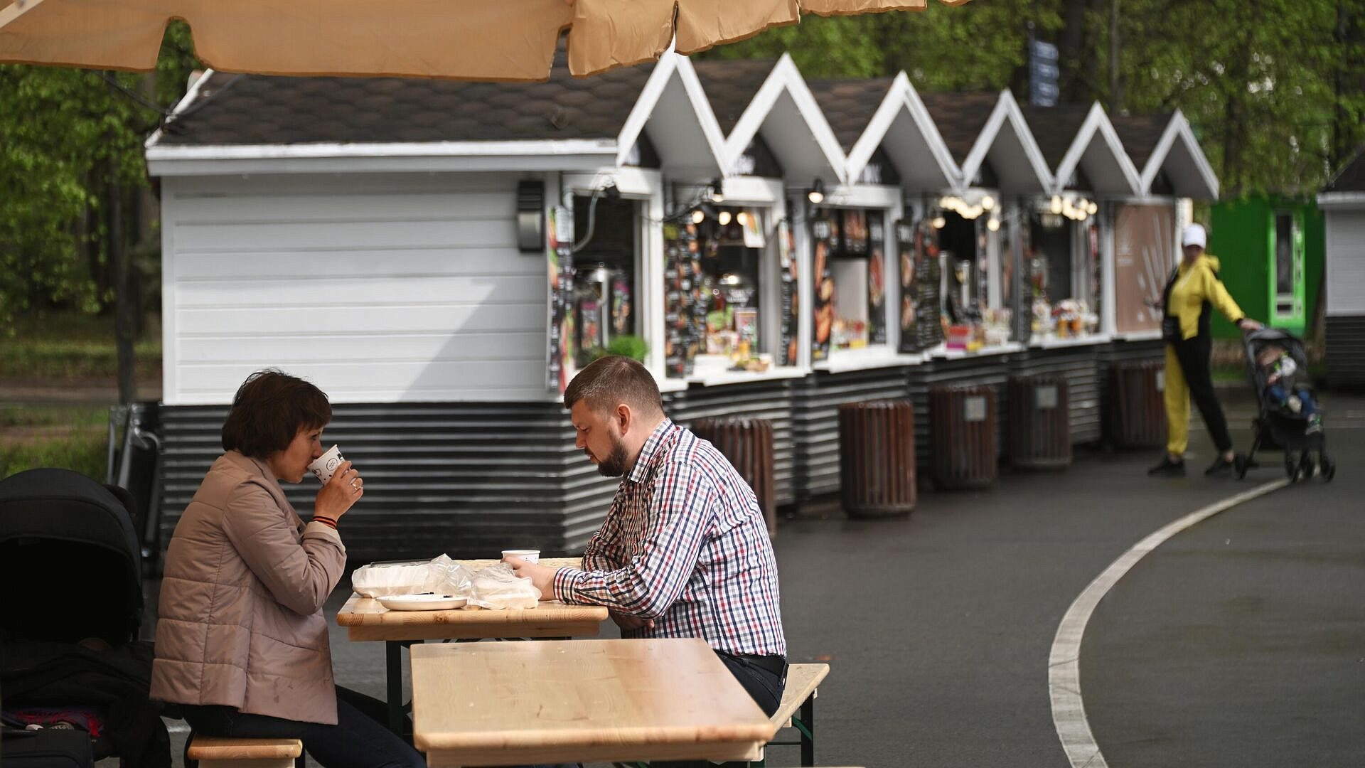В "Сокольниках" убрали палатку, где могли жить мигранты