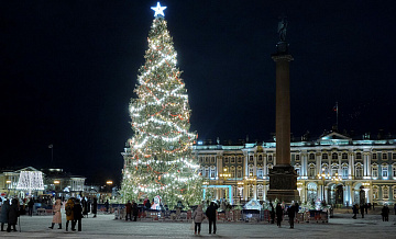На Дворцовой площади в Петербурге обнаружили бесхозный пакет
