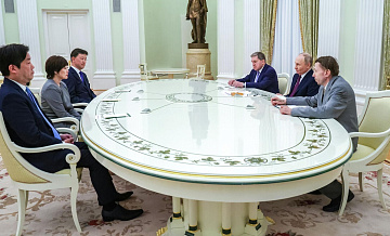 Видео встречи Путина и вдовы Абэ заняло первое место в японских газетах Видео встречи Путина и вдовы Абэ заняло первое место в японских газетах
