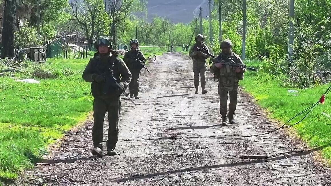 Группировка "Восток" вывела в тыл 15 мирных жителей села Богатырь