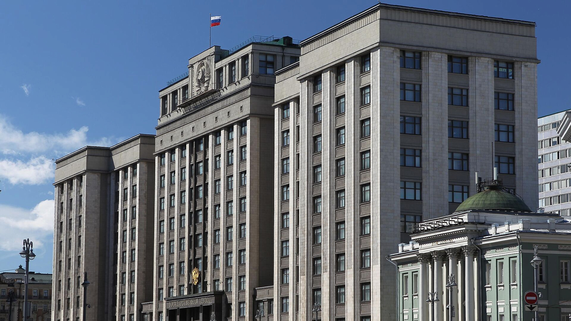 Госдума приняла закон о доставке квитанций за ЖКУ через "Госуслуги"