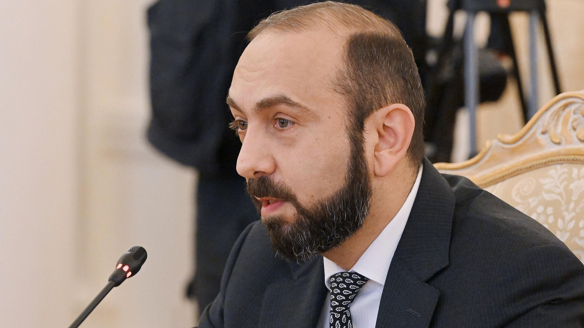 Армения скоро начнет продавать свои товары Азербайджану, заявил Мирзоян