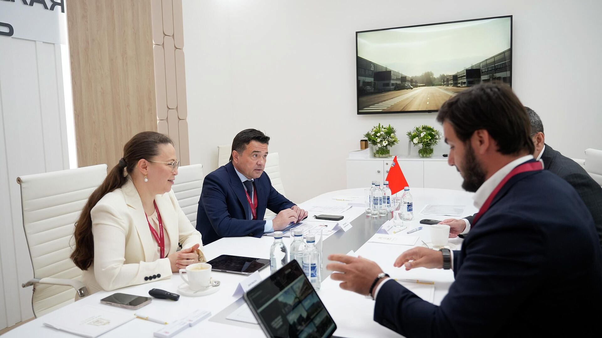 Воробьев обсудил на ПМЭФ развитие Light Industrial в Подмосковье