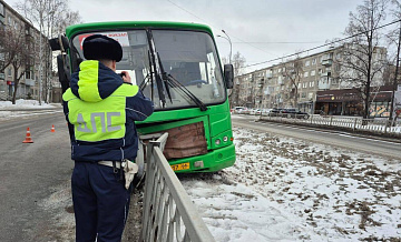 В Екатеринбурге автобус врезался в ограждение, есть пострадавшая