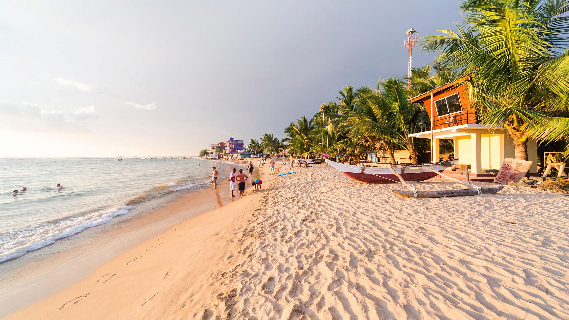 Утечка нефти в океан не испугала туристов на Шри-Ланке