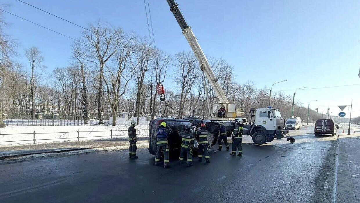 В Петербурге спасатели достали машину, влетевшую в ограду Летнего сада