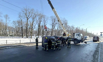 В Петербурге спасатели достали машину, влетевшую в ограду Летнего сада