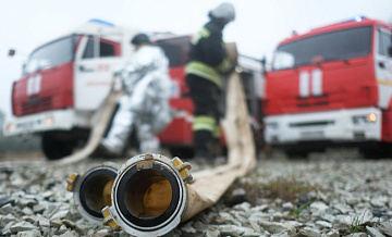 Во Владивостоке потушили пожар в складском ангаре