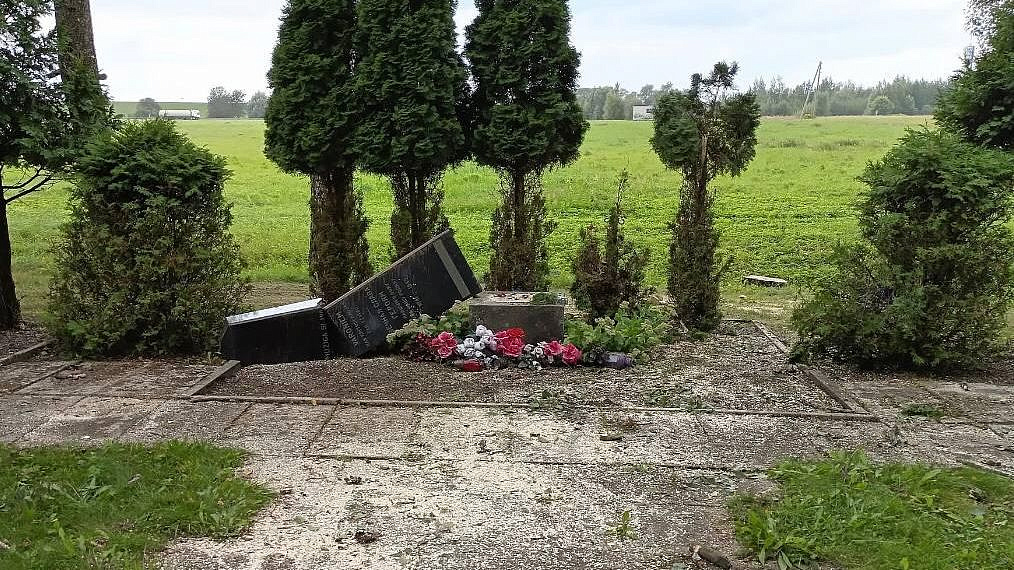 Захарова назвала борьбу с советскими мемориалами в Прибалтике бешенством 