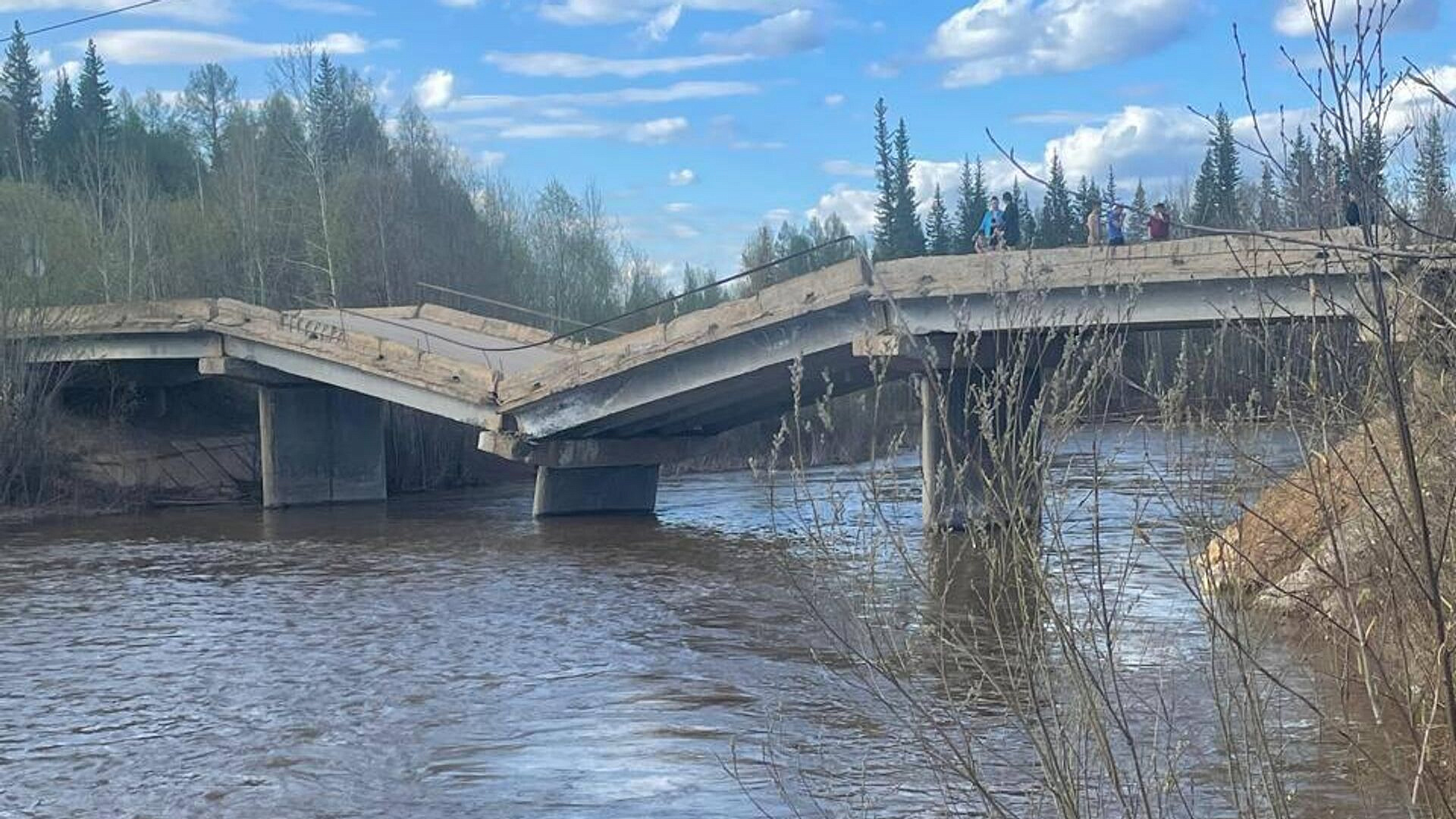 В Якутии частично обрушился автомобильный мост